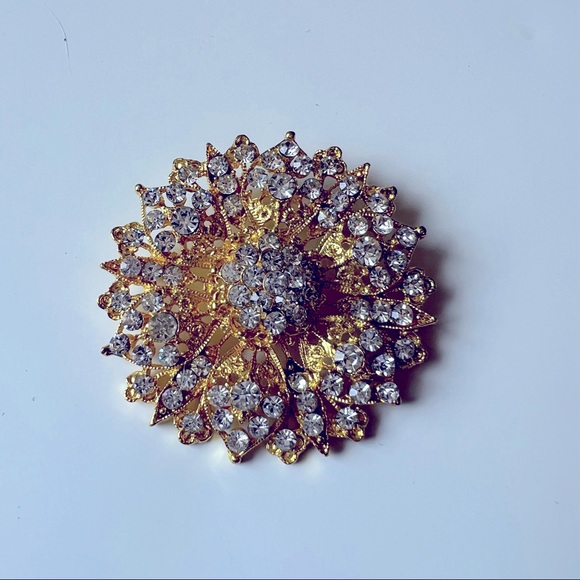 Jewelry - GOLD FLOWER BROOCH WITH RHINESTONES